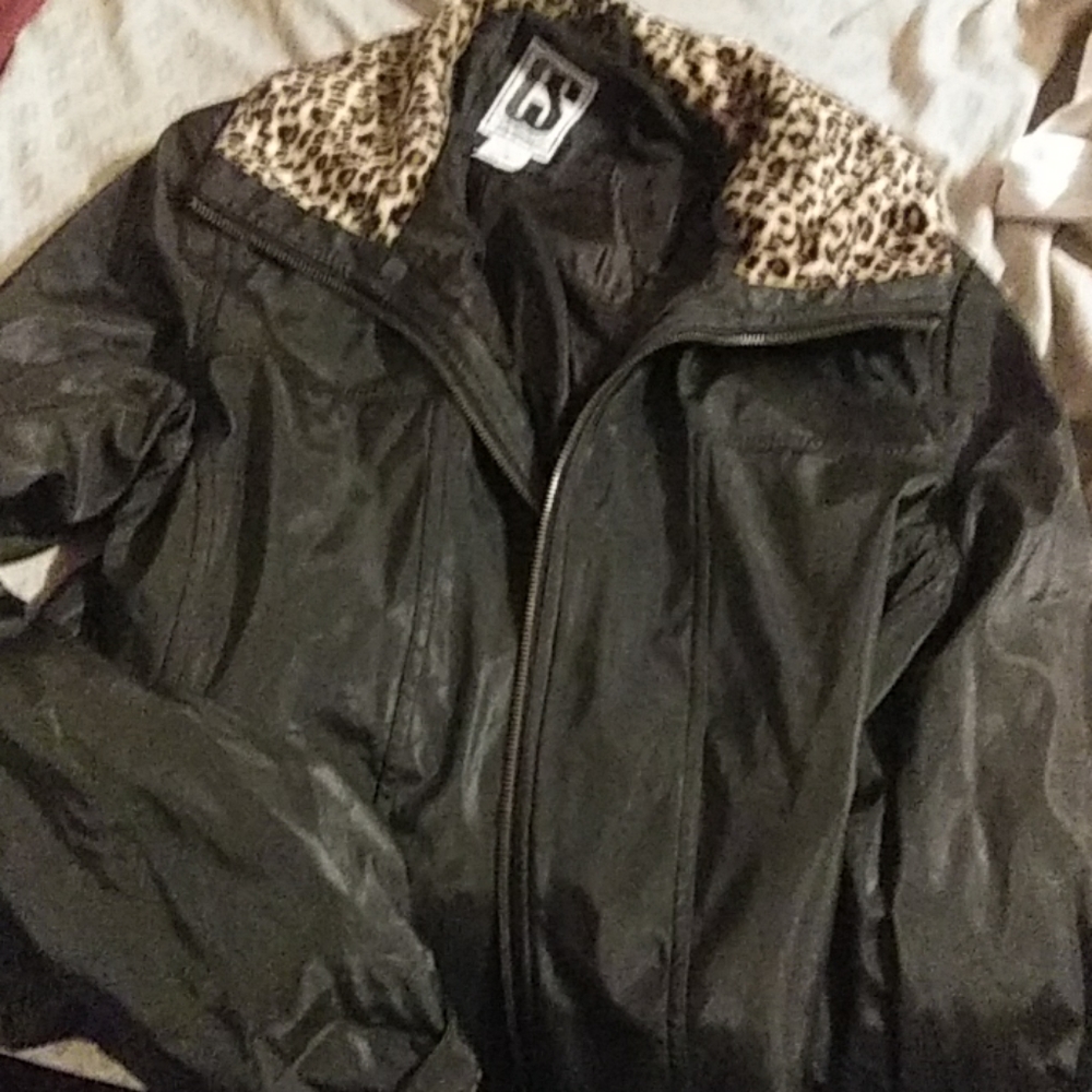 Kids medium jacket. Rain resistant